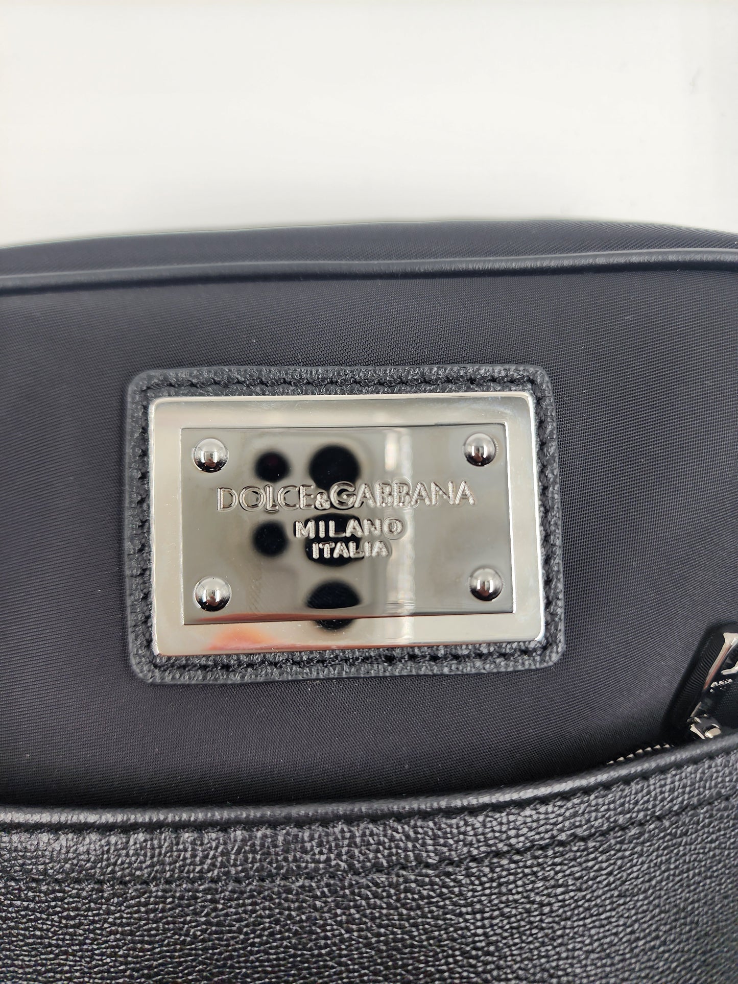 Dolce & Gabbana logo-plaque zip-fastening messenger bag - One Size