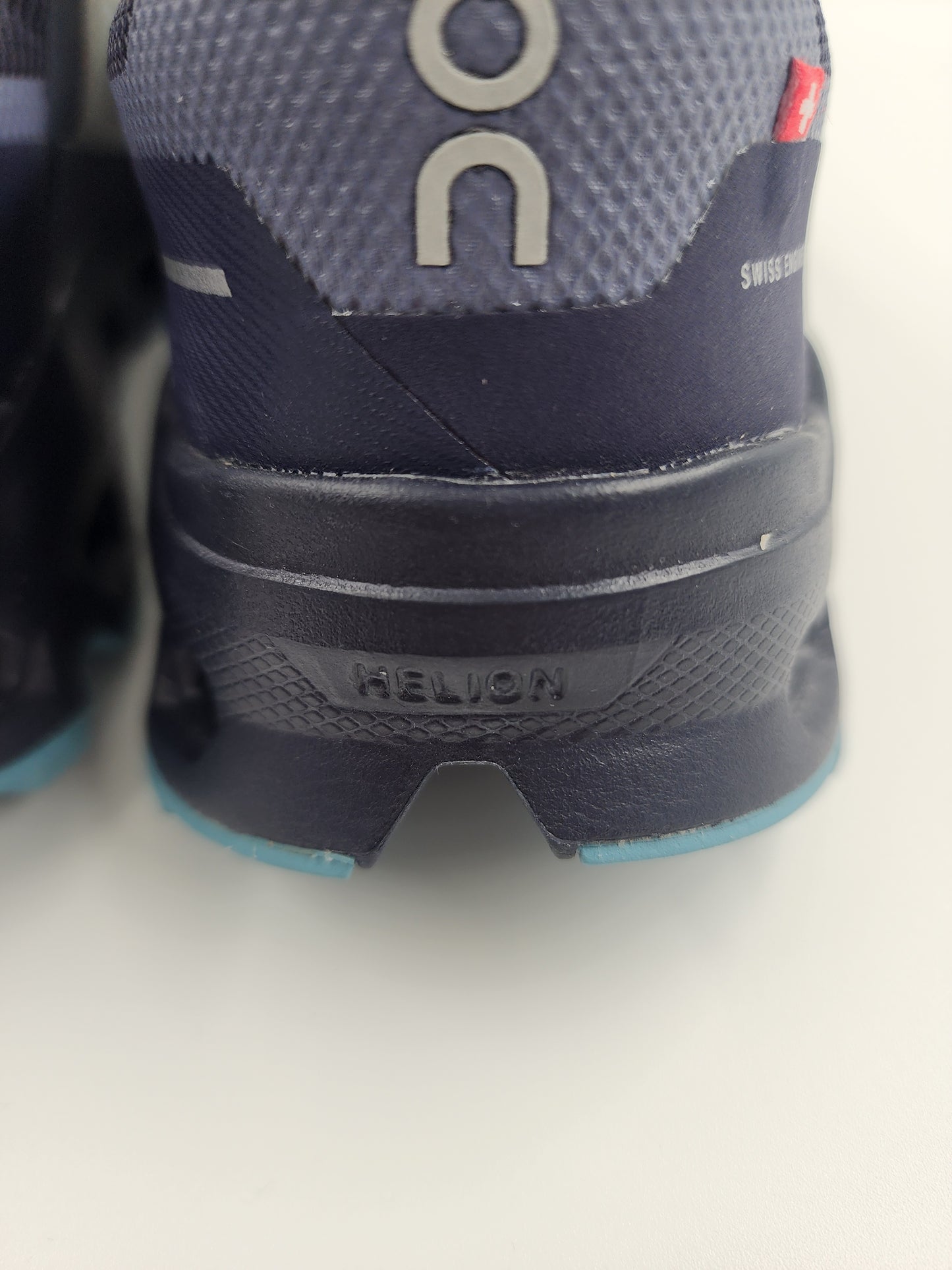 ON Cloudvista Cushioned-Sole Mesh Low-Top Running Trainers - UK 4
